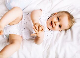 Jak wybierać odpowiednie tkaniny dla delikatnej skóry niemowlaka?