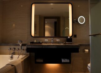Wybierając lustro do łazienki: funkcjonalność i estetyka